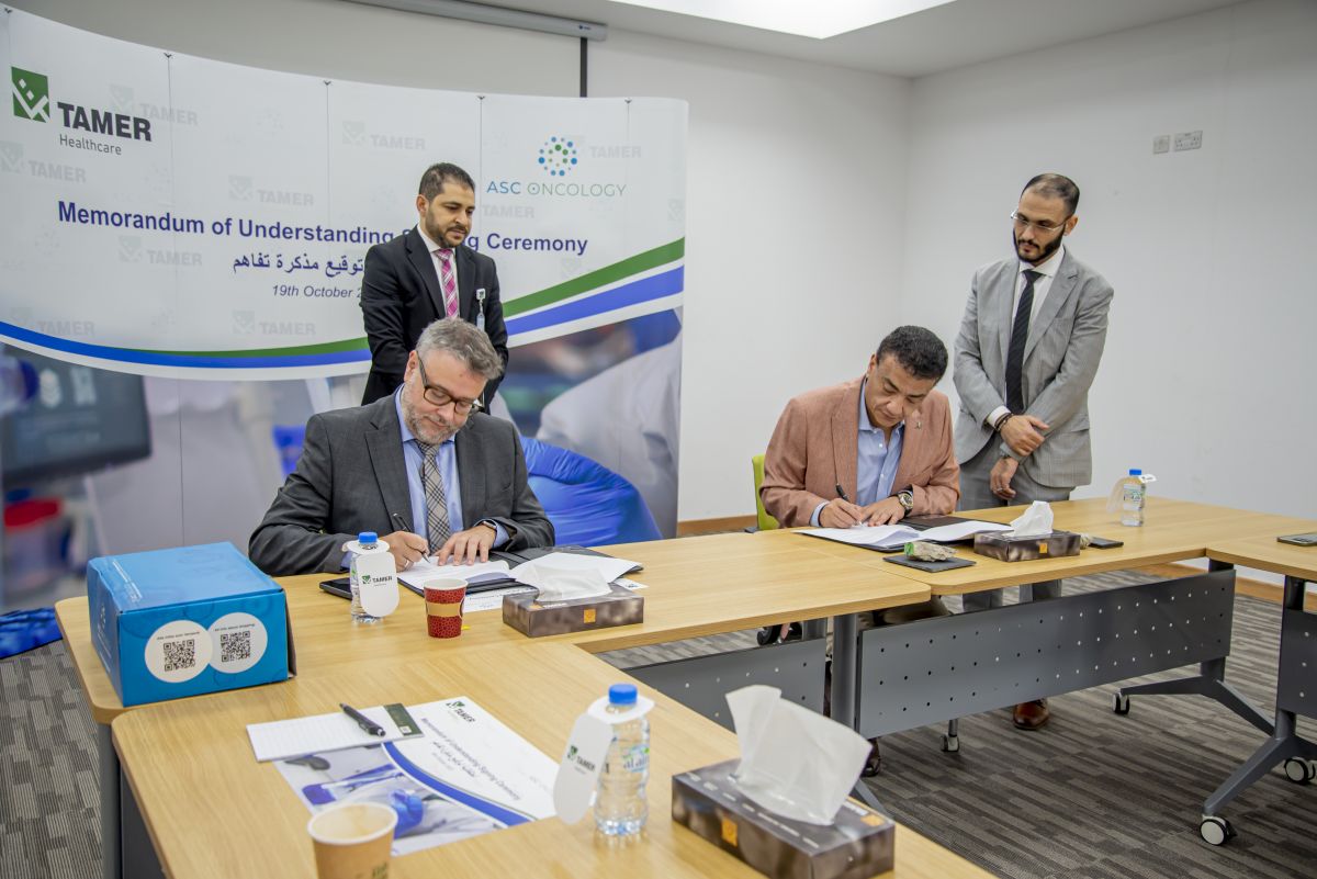 Dr. Christian Regenbrecht, CEO von ASC Oncology und Yasser Khattab, Sales Director der Tamer Group, unterzeichnen das Memorandum of Understanding für eine strategische Partnerschaft. (Foto: ASC Oncology)