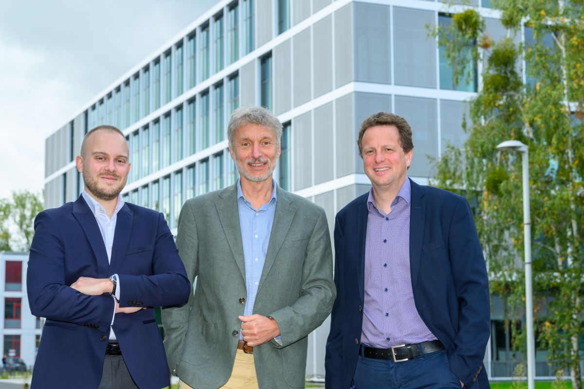 Radoslaw Wesolowski (links), Michael Bader (mitte) und Dr. Edgar Specker (rechts) entwickeln gemeinsam ein potenzielles Therapeutikum, das den Serotoninspiegel beeinflusst. Foto: Peter Himsel / Campus Berlin-Buch GmbH