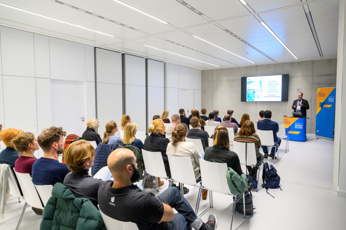 Talk im Cube. Foto: Peter Himsel