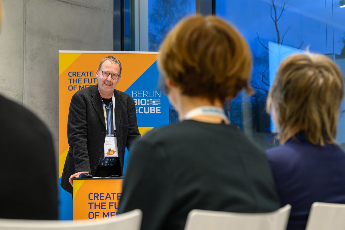 Talk im Cube. Photo: Peter Himsel