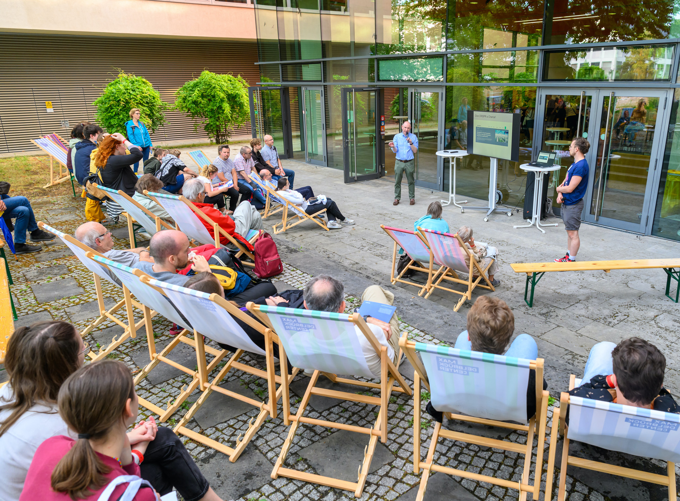 „Wie Stress das Verhalten ändert“ erfahren Gäste ganz entspannt im Liegestuhl auf der Terrasse des MDC.C beim Café Scientifique. Foto: Matthias Lindner, Max Delbrück Center