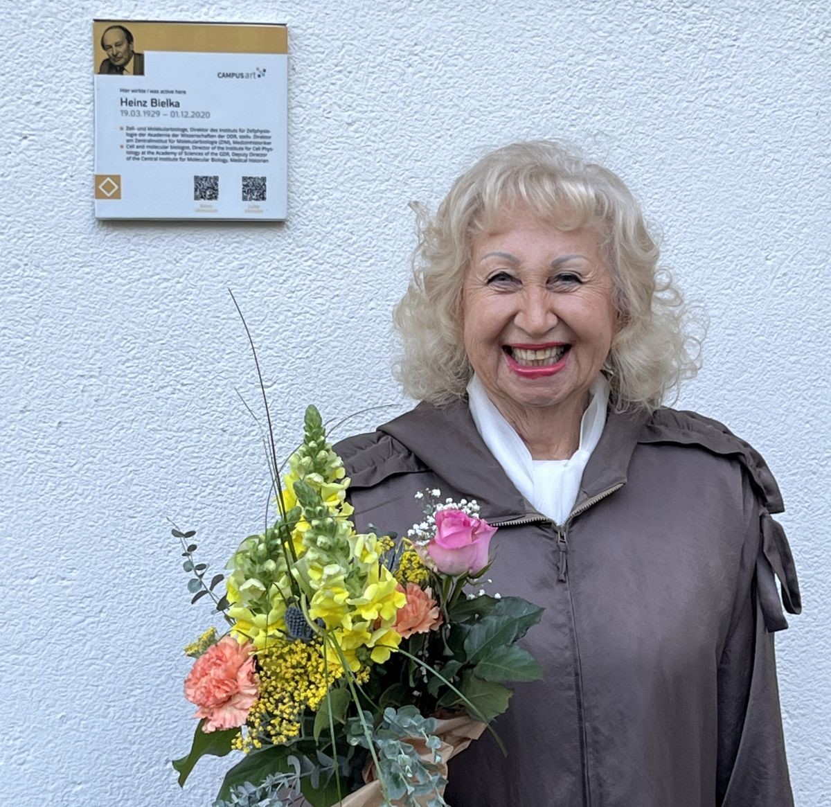Klavierprofessorin Prof. Galina Iwanzowa-Bielka vor der Plakette